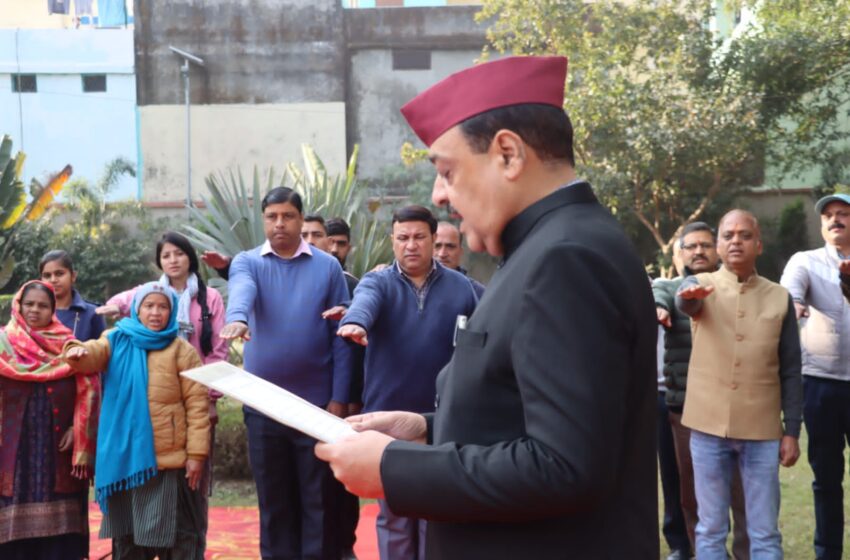 गणतंत्र दिवस के अवसर पर आयुक्त गढवाल मण्डल विनय शंकर पाण्डेय ने ध्वजारोहण किया।