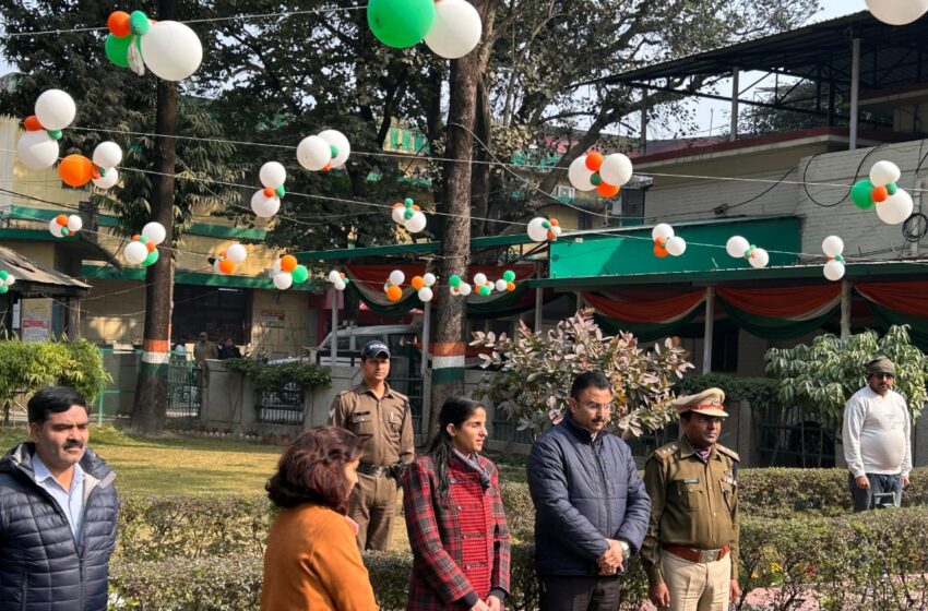  जिलाधिकारी श्रीमती सोनिका ने कलेक्टेट के अधिकारी/कर्मचारियों के साथ स्वतंत्रता सग्राम में अपने प्राणों की आहूति देने वाले शहीदों की याद में दो मिनट का मौन रखा।  