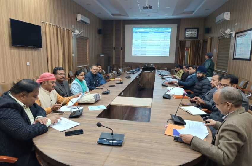  प्रभागीय वनाधिकारी देहरादून नाीतिशमणी त्रिपाठी एवं जिला विकास अधिकारी सुशील मोहन डोभाल के सयुक्त रूप से नमामि गंगे योजना के तहत जनपद में चल रहे विकास कार्यों की समिति की बैठक ली।