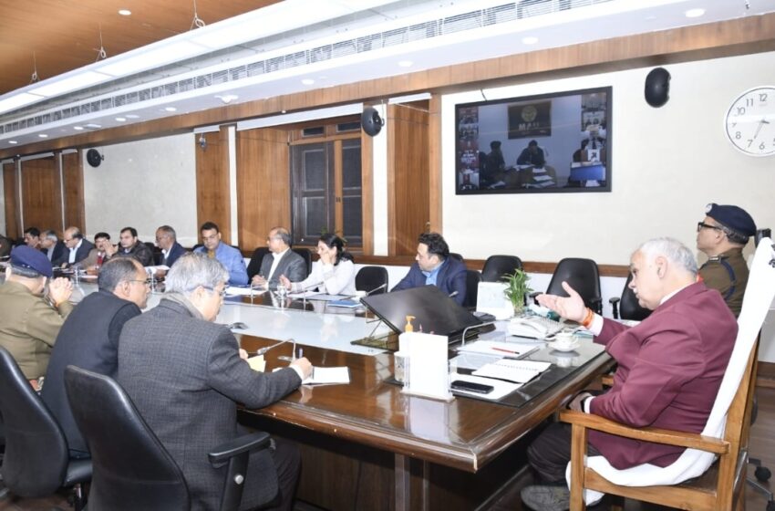  मुख्य सचिव दुर्गा शंकर मिश्र ने वीसी के माध्यम से समस्त मंडलायुक्तों, जिलाधिकारियों एवं वरिष्ठ पुलिस अधिकारियों के साथ बैठक की।
