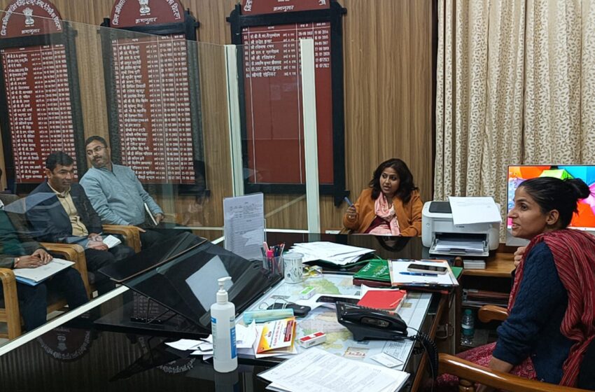  जिलाधिकारी/जिला निर्वाचन अधिकारी श्रीमती सोनिका लोकसभा सामान्य निर्वाचन-2024 की तैयारियों एवं व्यवस्थाओं के सम्बन्ध में में बैठक आयोजित की।