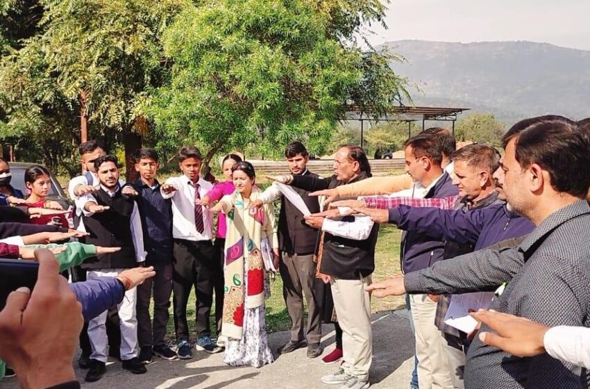  जिला निर्वाचन अधिकारी/जिलाधिकारी श्रीमती सोनिका ने जनपद में वृहदस्तर पर मतदाता जागरूकता कार्यक्रम आयोजित करने के निर्देश दिए।