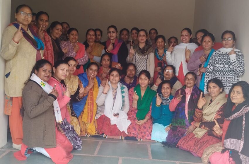  जिलाधिकारी/जिला निर्वाचन अधिकारी श्रीमती सोनिका के निर्देशों के अनुपालन में डोर-टू-डोर कैम्पेन के साथ ही संस्थानों, सार्वजनिक स्थलों, न्यून मतदान प्रतिशत् वाले बूथों पर जनजागरूकता अभियान संचालित किये जा रहे हैं।