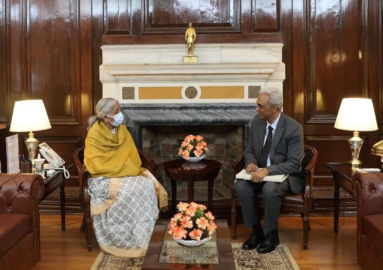  सिडबी के अध्यक्ष एवं प्रबंध निदेशक, श्री एस. रमन्न ने केंद्रीय वित्त मंत्री को दो मूल्यवान पुस्तकें भेंट की।