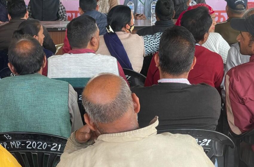  जिलाधिकारी प्रशासन की टीम द्वारा विकासखण्ड सहसपुर के ग्राम पंचायत मिसरास पट्टी के निवासियों से वार्ता करते हुए क्षेत्रवासियों की समस्या एवं मागों को सुना।