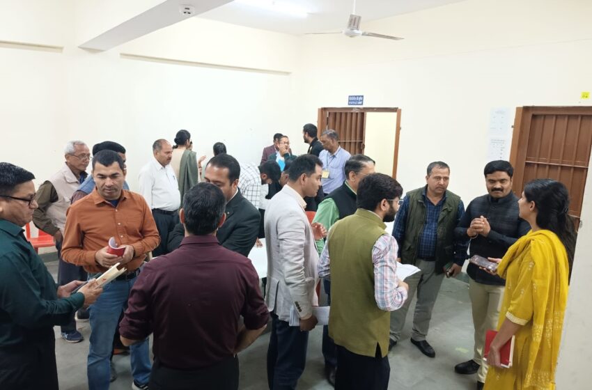  जिला निर्वाचन अधिकारी देहरादून/जिलाधिकारी श्रीमती सोनिका ने ईवीएम गोदाम का सील बंन्द ताला खोला।