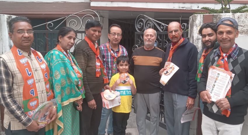  करनपुर मण्डल के वार्ड 17  चुक्खुवाला में घर घर जा कर टिहरी गढ़वाल प्रत्याशी महारानी माला राज्य लक्ष्मी शाह के लिये प्रचार प्रसार कर वोट देने की अपील की।