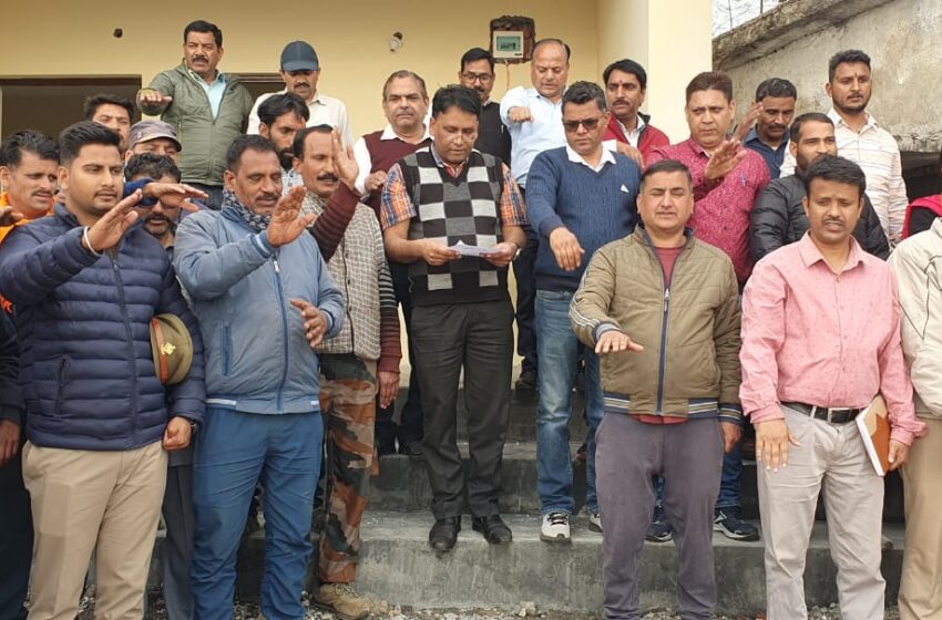  जिला विकास अधिकारी देहरादून सुनील की अध्यक्षता में ग्राम पंचायत बुराश खण्डा ग्रामवासियों के साथ बैठक आयोजित की । 