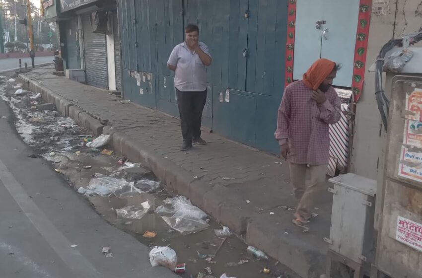  कुटुंब परिवार संगठन के प्रदेश महामंत्री कुलदीप सिंह ललकार ने बताया कि घंटाघर में सीवर का बहता पानी खोल रहा है स्मार्ट सिटी कि पोल।