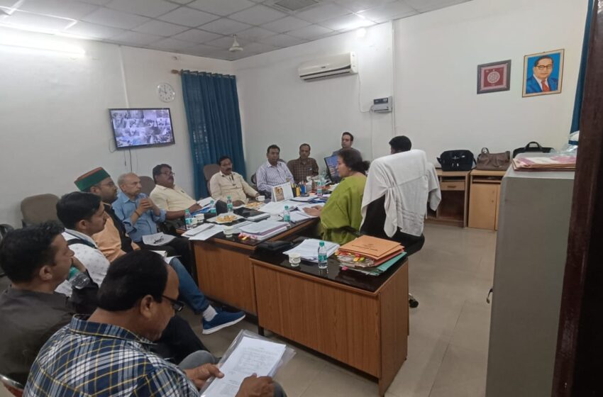  नोडल अधिकारी व्यय अनुवीक्षण/मुख्य कोषाधिकारी सुश्री नीतू भण्डारी ने टिहरी संदीय क्षेत्र से निर्वाचन लड़ रहे अभ्यर्थियों एवं राजनैतिक दलों के प्रतिनिधियों के साथ बैठक की।