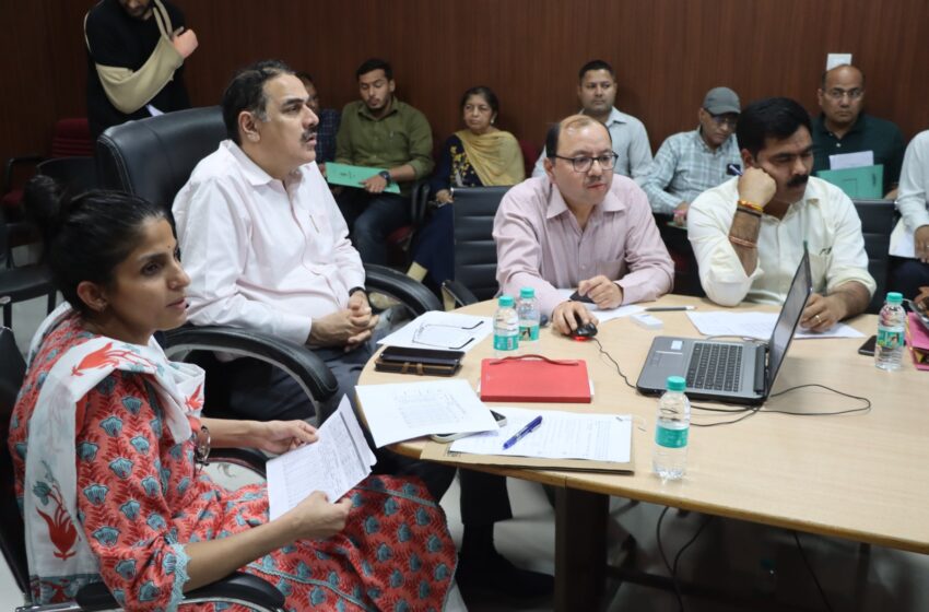  जिला निर्वाचन अधिकारी देहरादून श्रीमती सोनिका द्वारा संसदीय क्षेत्र में बूथवार ईवीएम, वीवीपैट का रैण्डमाईजेशन किया गया।