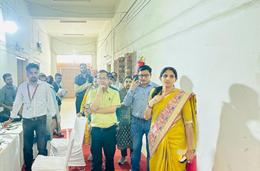  जिलाधिकारी/जिला निर्वाचन अधिकारी श्रीमती सोनिका ने स्ट्रांगरूम, निर्वाचन सामग्री वितरण स्थल की व्यवस्थाएं देखी।