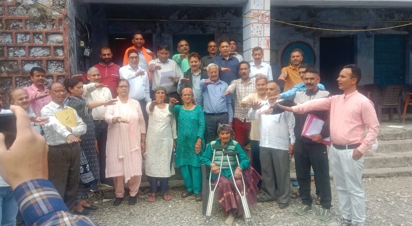  मुख्य विकास अधिकारी देहरादून के निर्देशन में ग्राम लोहारी का भ्रमण कर  बैठक आयोजित की। 