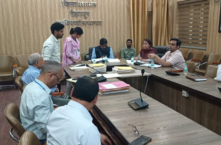  व्यय प्रेक्षक राजेश कोठारी की उपस्थिति में निर्वाचन लडने वाले अभ्यर्थियों के निर्वाचन व्यय लेखा मिलान किया।