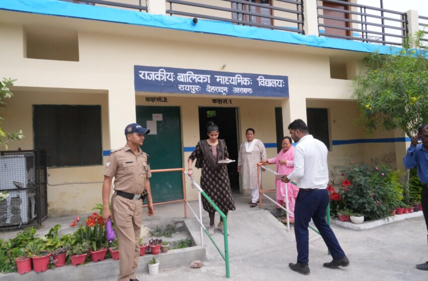  जिलाधिकारी श्रीमती सोनिका ने आज 01 टिहरी गढवाल संसदीय क्षेत्र विकासखंड रायपुर के अंतर्गत स्थापित विभिन्न मतदेय स्थल का स्थलीय निरीक्षण किया।