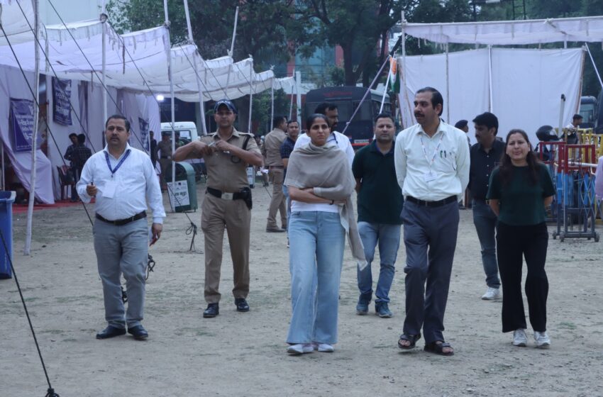  रिटर्निंग अधिकारी 01 टिहरी गढवाल संसदीय क्षेत्र/जिला निर्वाचन अधिकारी देहरादून श्रीमती सोनिका ने न्यायालय अपर सिटी मजिस्टेट कचहरी तथा पुलिस लाईन रेसकोर्स में बनाये गए डॉक मतदान केन्द्र (पीबीएफसी) केन्द्र का निरीक्षण किया।