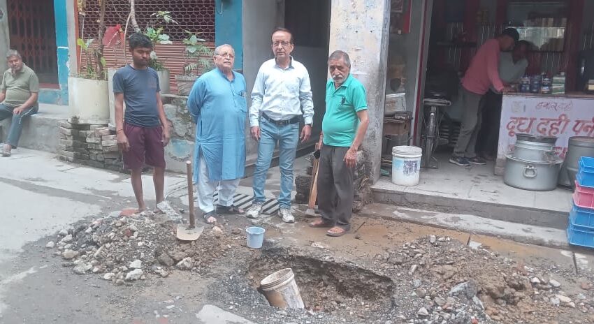  प्रदेश महामंत्री कुलदीप सिंह ललकार की उपस्थिति में कुटुंब परिवार समाजिक संगठन के कार्यकर्त्ताओं ने श्री राम मंदिर के पास पाईप लाइन की मरम्मत करवाई।