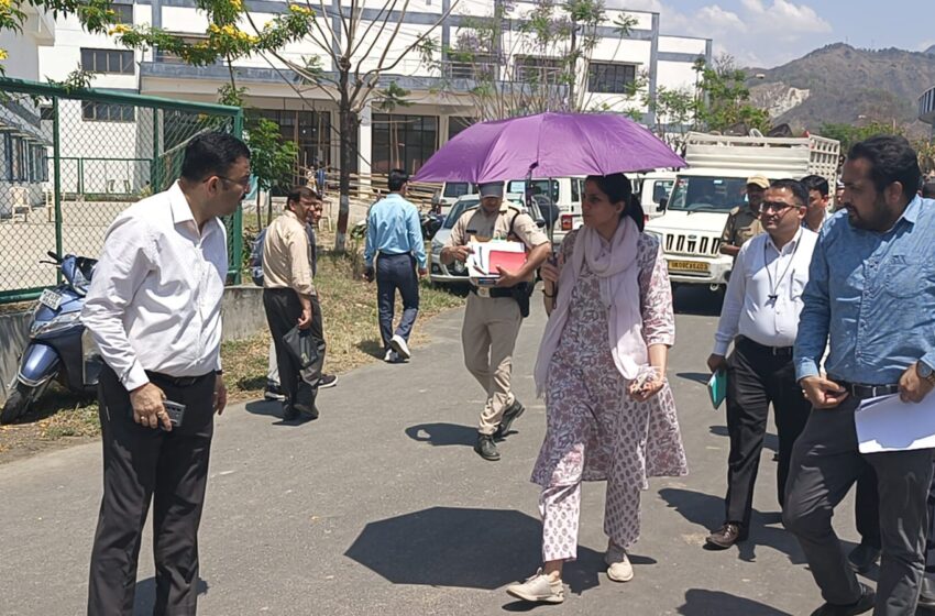  जिला निर्वाचन अधिकारी/जिलाधिकारी श्रीमती सोनिका ने महाराणा प्रताप स्पोर्टस कालेज रायपुर पंहुचकर निर्वाचन कार्यों/व्यवस्थाओं का जायजा लिया।
