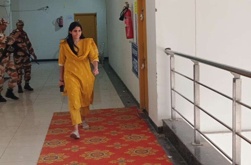  जिलाधिकारी/जिला निर्वाचन श्रीमती सोनिका ने स्ट्रांगरूम का रूटीन निरीक्षण किया।