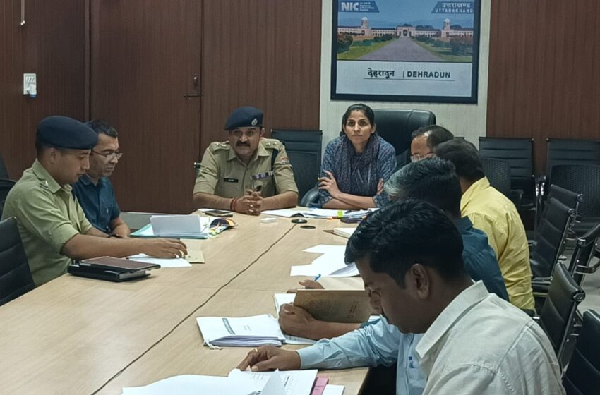  मुख्य सचिव उत्तराखण्ड शासन श्रीमती राधा रतूड़ी ने वर्चुअल माध्यम से समस्त जनपदों के जिलाधिकारियों एवं वरिष्ठ पुलिस अधीक्षकों के साथ बैठक की।