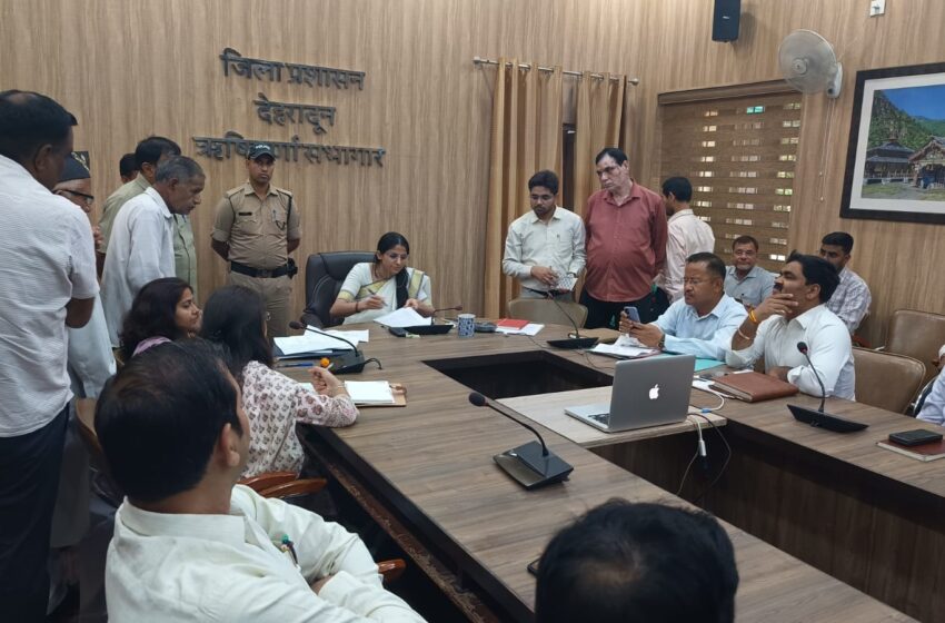  जिलाधिकारी श्रीमती सोनिका ने जनमानस की समस्याएं सुनी।