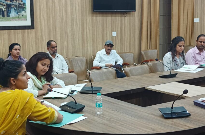  जिलाधिकारी श्रीमती सोनिका ने पेयजल से सम्बन्धित विभिन्न माध्यम से प्राप्त शिकायतों के निस्तारण के सम्बन्ध में समीक्षा बैठक की।