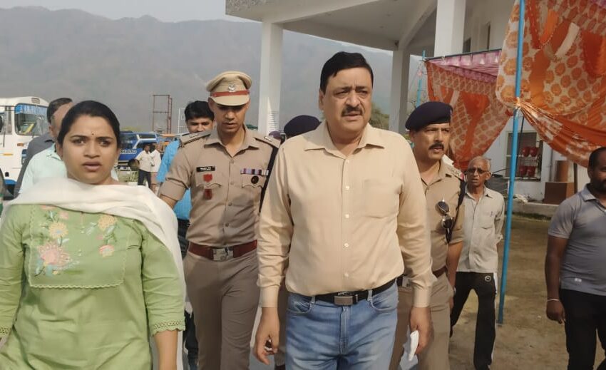  आयुक्त गढ़वाल मंडल विनय शंकर पांडे ने आज ट्रांजिस्ट कैंप परिसर ऋषिकेश का औचक निरीक्षण किया।