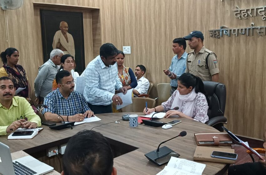  जिलाधिकारी श्रीमती सोनिका ने जनपद स्तरीय अधिकारियों के साथ जनसुनवाई कार्यक्रम रखा।