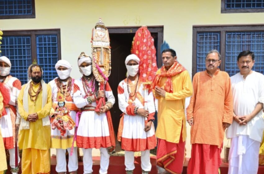  स्यूंपुरी गांव में घर-घर जाकर मां चंडिका ने पूछी भक्तों की कुशलक्षेम,ग्राम प्रधान सहित ग्रामीणों ने की देवी से सुख-समृद्धि की कामना।