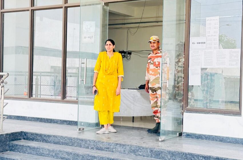  जिलाधिकारी श्रीमती सोनिका ने अवस्थित स्ट्रांगरूम का रूटीन निरीक्षण किया।