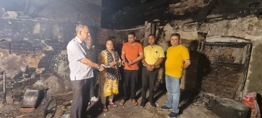  दून वैली महानगर उद्योग व्यापार मंडल ने तिलक रोड पर नमकीन बिस्कुट दुकान व्यापारी को  51,000 रुपये की आर्थिक मदद।