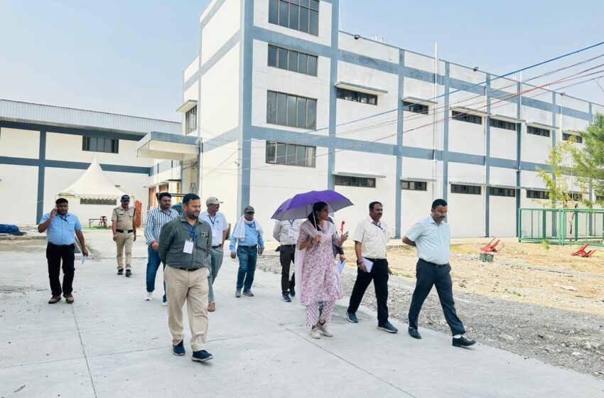  जिलाधिकारी/जिला निर्वाचन अधिकारी श्रीमती सोनिका ने महाराणा प्रताप स्पार्टस कालेज रायपुर का स्थलीय निरीक्षण कर मतगणना तैयारियों का जायजा लिया।