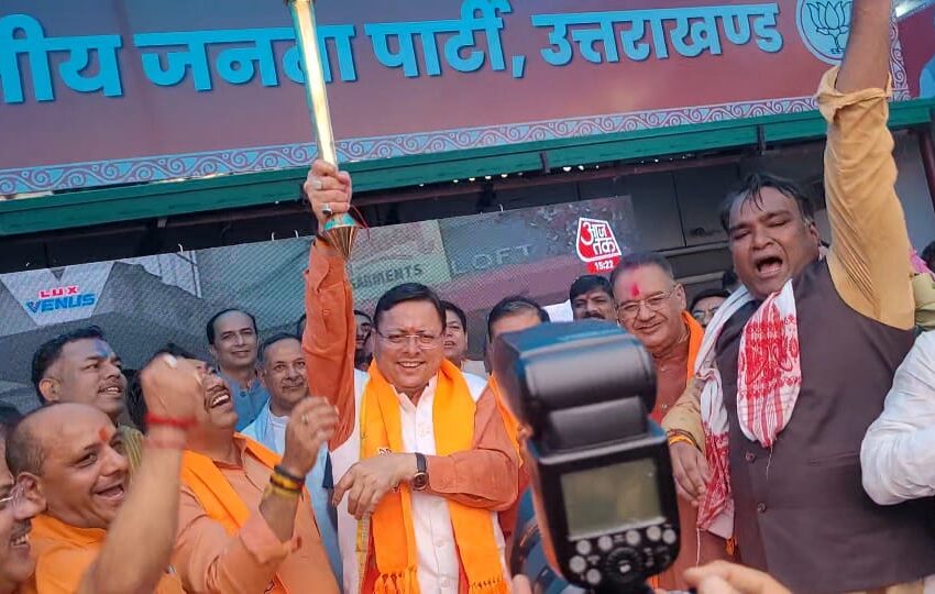  महानगर के अध्यक्ष सिद्धार्थ अग्रवाल के नेतृत्व में ढोल नगाड़े के साथ मिष्ठान वितरण किया गया।