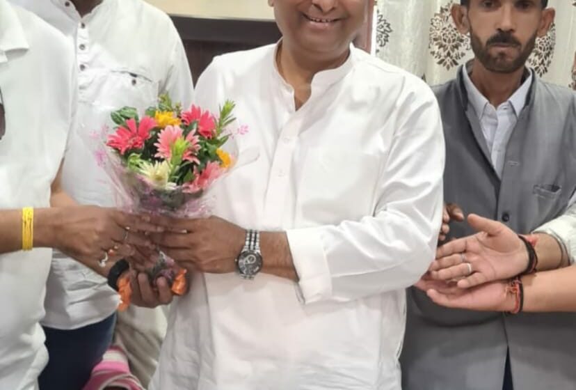  श्री देव भूमि जन विकास समिति का प्रतिनिधि मंडल ने विधायक विनोद चमोली  से मिलकर अभूत पूर्व विजय के लिए गुलदस्ते देकर बधाई और शुभकामनाएं दी।