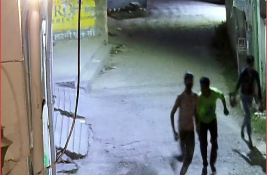  देहरादून के समीप स्मिथ नगर में सी.सी.टीवी में अराजक तत्व खुले आम घूमते नज़र आए।