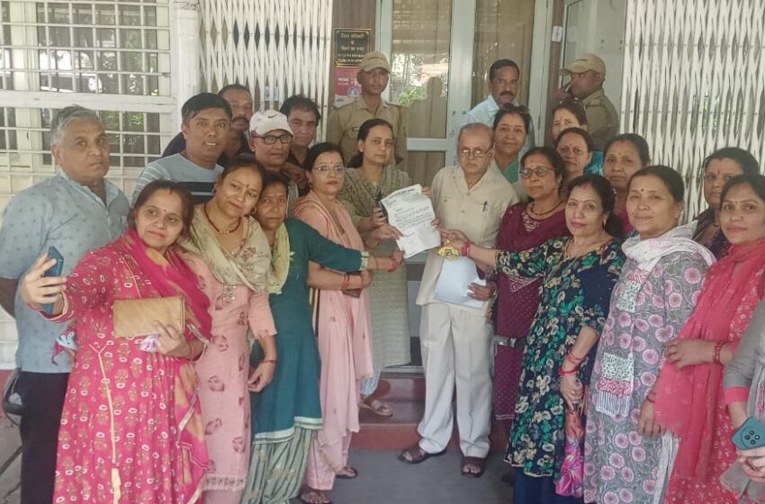  समाज कल्याण समिति ने जिलाधिकारी को सौंपा ज्ञापन।