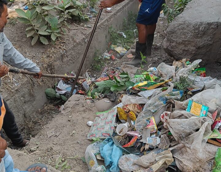  जिलाधिकारी श्रीमती सोनिका के निर्देशों के अनुपालन में नगर निगम देहरादून द्वारा नालों एवं नालियों की सफाई निरंतर गतिमान है।