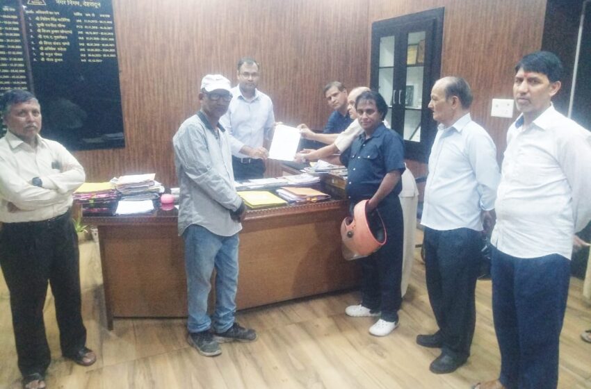  वार्ड नं 18 इंद्रा कॉलोनी चुकखुवाला के निवासियों ने सफाई व्यावस्था को लेकर नगर निगम आयुक्त से मुलाक़ात कि।