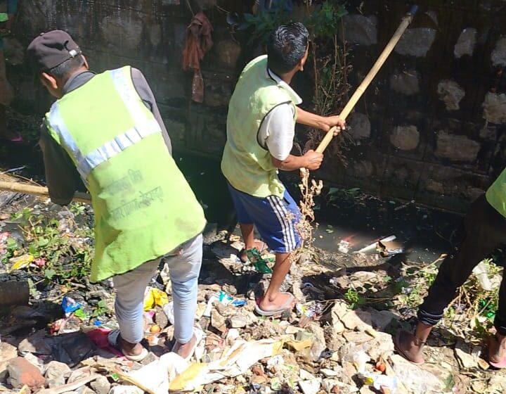  जिलाधिकारी श्रीमती सोनिका के निर्देश पर पर्यावरण मित्रों के माध्यम से नालों एवं परिसरों की सफाई कार्य गतिमान है।