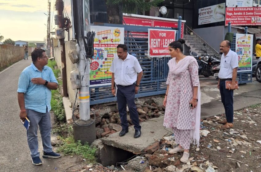  जिलाधिकारी श्रीमती सोनिका ने आज जनपद में संचालित निर्माण कार्यों का स्थलीय निरीक्षण किया।