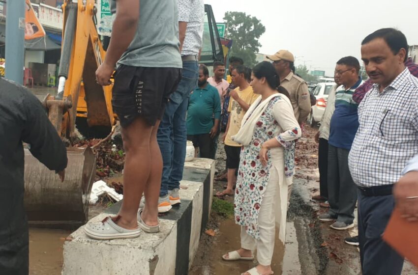  जिलाधिकारी श्रीमती सोनिका ने देहरादून से भानियावाला तक वर्षा के बीच पानी निकासी का अवलोकन किया।