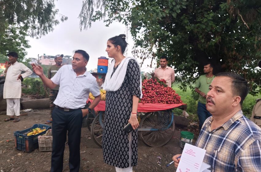  जिलाधिकारी श्रीमती सोनिका ने देर शाम शहर में विभिन्न जगहों पर निर्माणधीन कार्यों एवं जल निकासी का निरीक्षण किया।