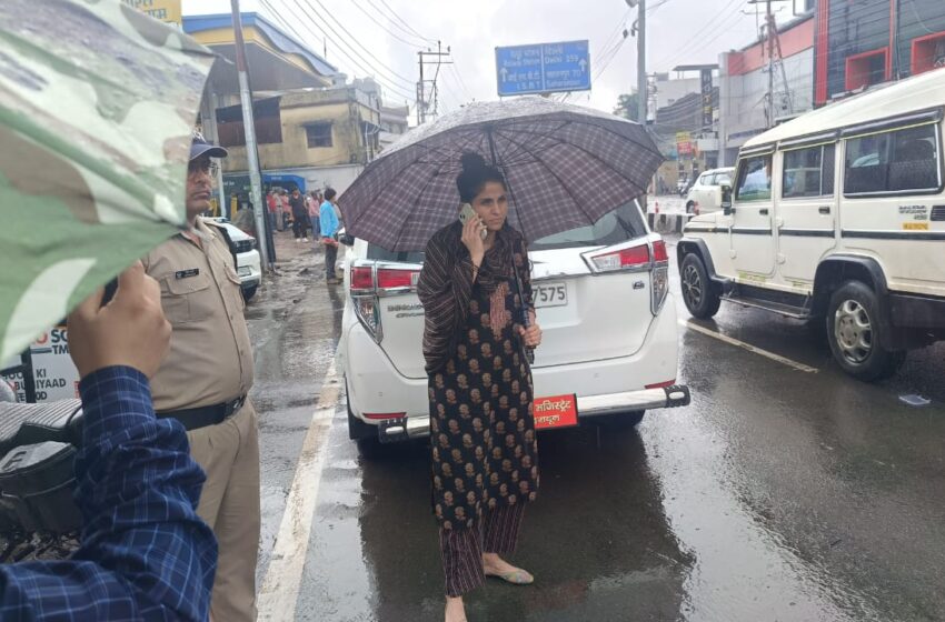  जिलाधिकारी श्रीमती सोनिका ने जनपद में जलभराव का  निरीक्षण करते हुए जल निकासी को जायजा लिया।