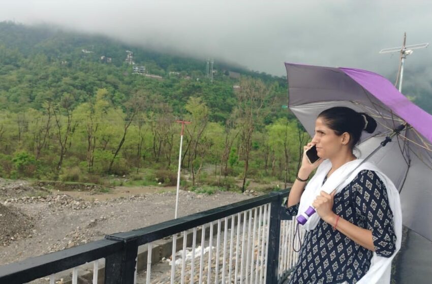  जिलाधिकारी श्रीमती सोनिका ने सौंग नदी पर अवस्थित पुल का निरिक्षण किया।