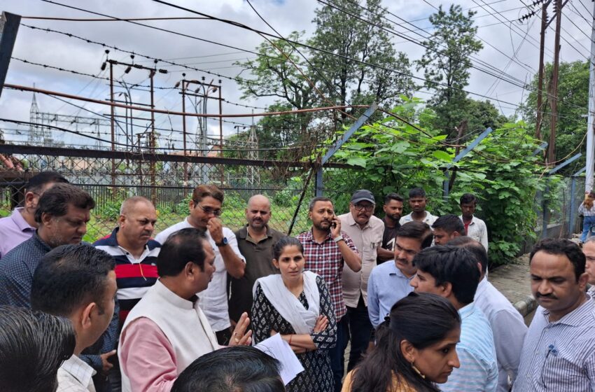  जिलाधिकारी श्रीमती सोनिका ने वर्षा जलभराव की समस्या एवं वर्षा जल की निकासी हेतु व्यवस्थाएं शहर का निरिक्षण किया।