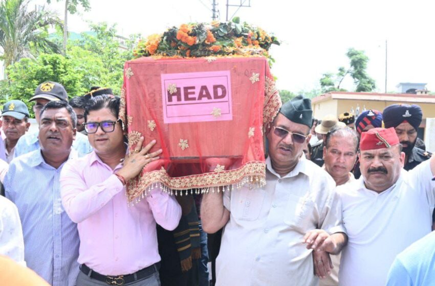  सैनिक कल्याण मंत्री गणेश जोशी ने अमर शहीद विनोद सिंह को पुष्पचक्र अर्पित कर भावपूर्ण श्रद्धांजलि दी।