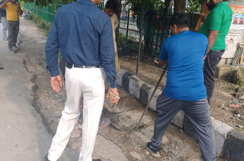  जिलाधिकारी श्रीमती सोनिका द्वारा नगर निगम, नगर पालिका परिषद के अधिकारियों को नालों, नालियों की सफाई के निर्देश दिए गए हैं। 