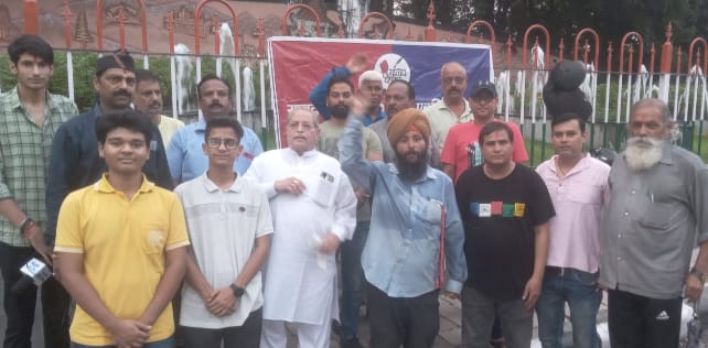  राष्ट्रवादी आर टी आई एक्टिविस्ट एंड ह्यूमन राइट्स फेडरेसन भारत ने घंटाघर के समीप पटेल पार्क पर श्रीनगर के कठुआ हमले में शहीदों को श्रद्धांजलि दी।