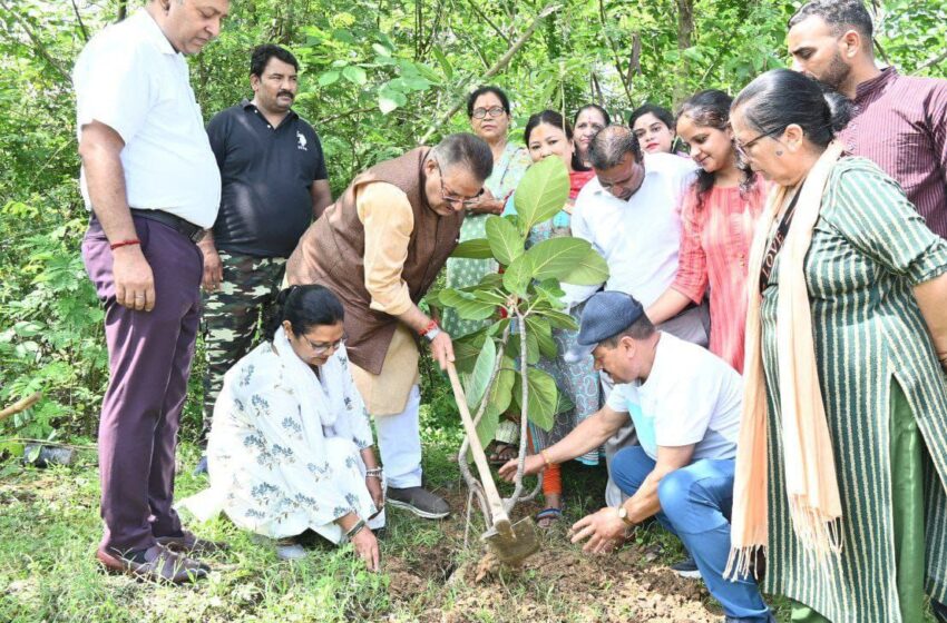  कृषि मंत्री गणेश जोशी ने देहरादून में विभिन्न स्थानों पर वृक्षारोपण किया।