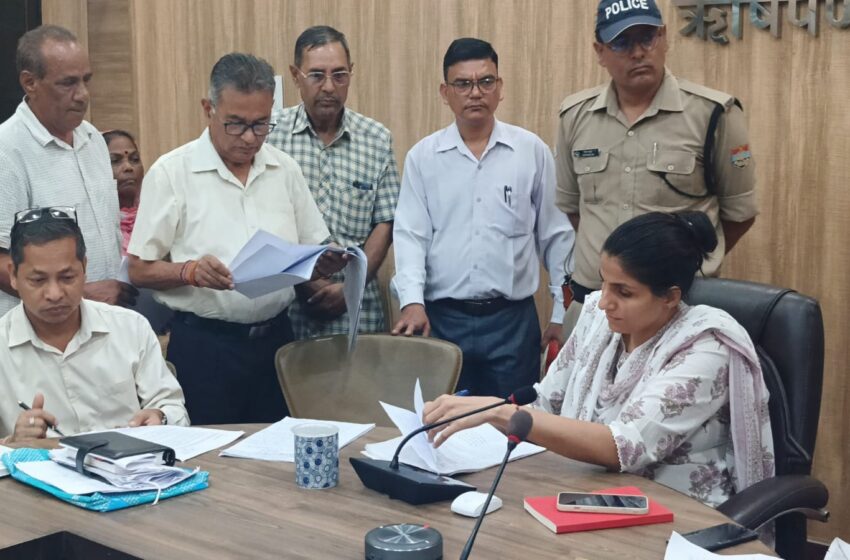  जिलाधिकारी श्रीमती सोनिका की ने सम्बंधित अधिकारियो के साथ जनसुनवाई का आयोजन किया।